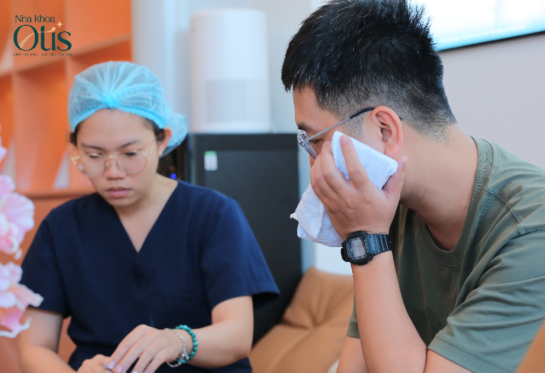 Chườm đá lạnh giúp giảm cảm giác đau nhức 