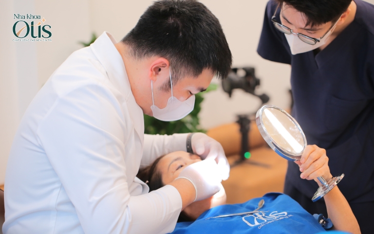 Tái khám sau trồng để bác sĩ kiểm tra tình trạng phục hồi