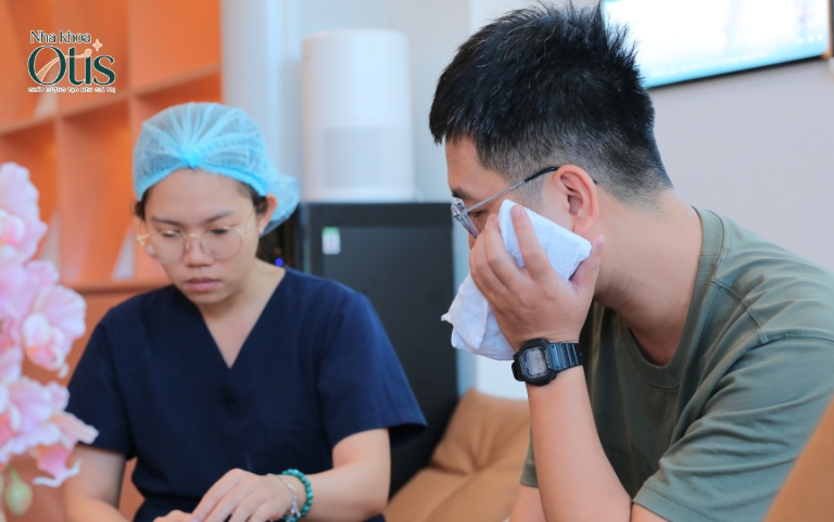 Chườm lạnh và uống thuốc giảm đau sau nhổ răng khôn