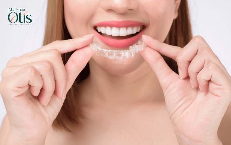 Niềng răng trong suốt có đau không