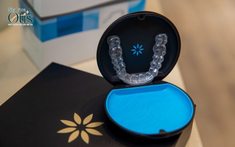 Niềng răng trong suốt có đau không nếu tháo khay mỗi tối