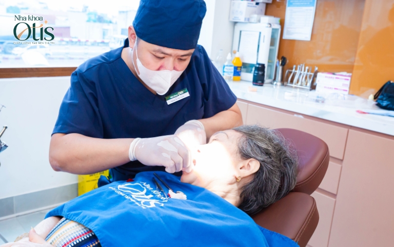 Tái khám sau trồng răng Implant
