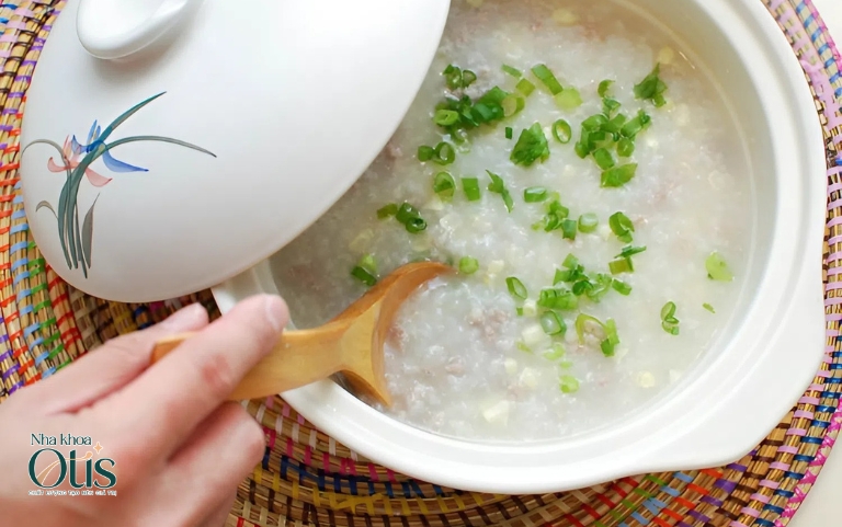 Cách giảm đau sau khi nhổ răng khôn là ăn cháo mềm