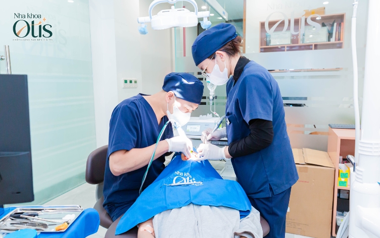 Nhổ răng khôn bị đau họng do thao tác quá trình nhổ