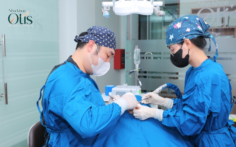 Quá trình trồng răng Implant toàn hàm trong phòng vô khuẩn