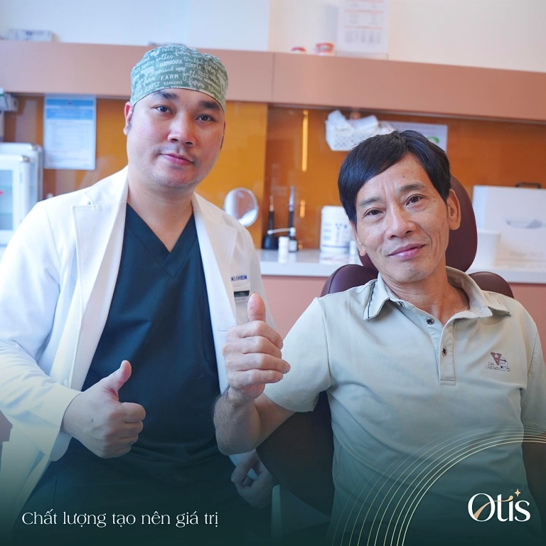 Khách hàng nhẹ nhàng sau khi trồng răng Implant