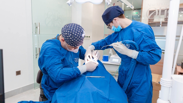 Trồng implant răng hàm khi chân răng hỏng