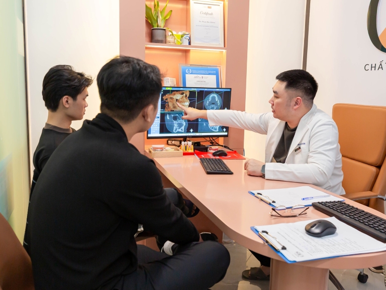 Trồng implant răng hàm sau khi được chụp phim đánh giá tình trạng răng