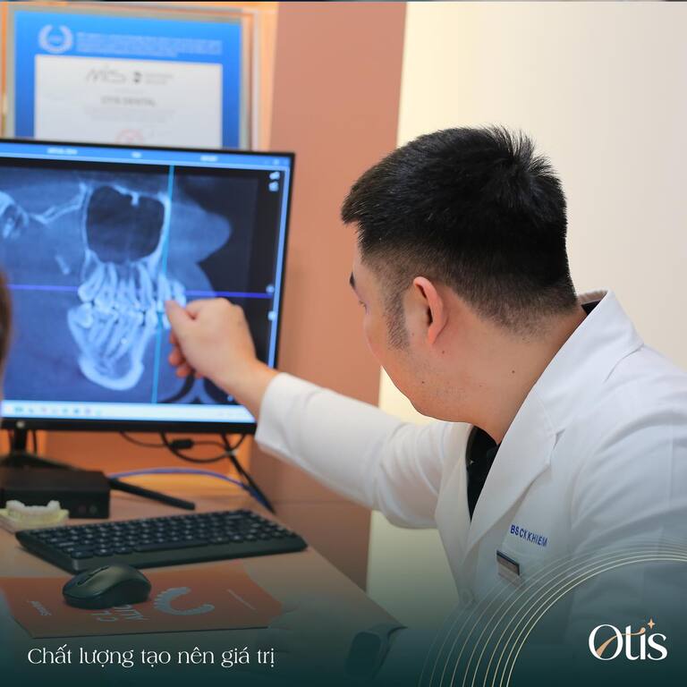 Trồng răng implant có niềng răng được không cần thăm khám trực tiếp với bác sĩ