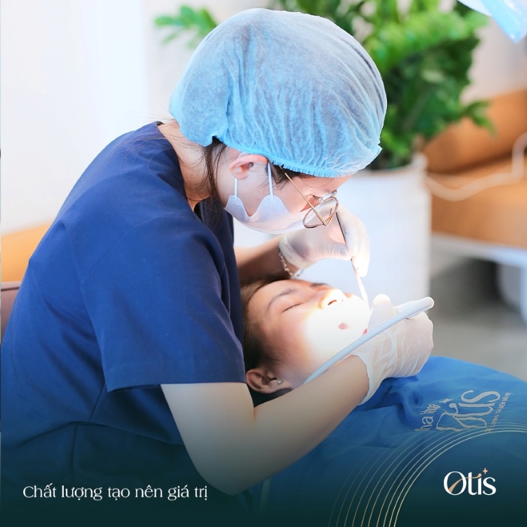 Làm sạch vùng sâu trước khi hàn răng sâu