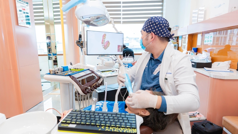 Scan dấu răng trong quy trình niềng răng mắc cài kim loại