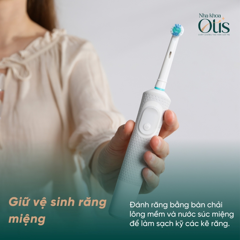 Vệ sinh răng nhẹ nhàng sau trồng implant