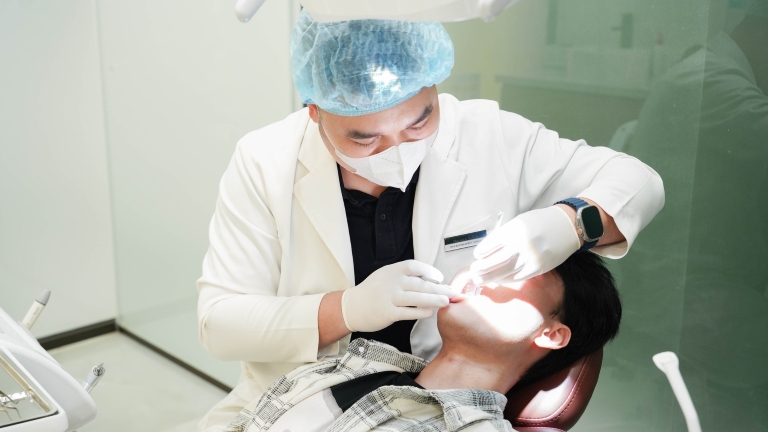 Thăm khám bác sĩ nếu gặp nổi hạch sau khi nhổ răng khôn
