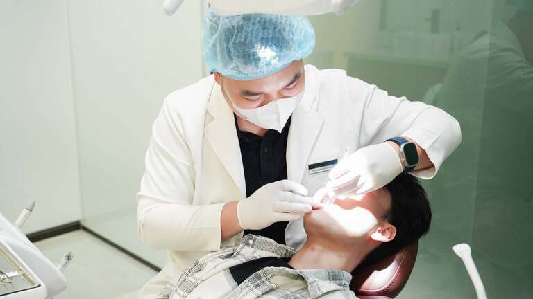 Nhiễm trùng sau nhổ răng khôn khiến tình trạng đau không giảm