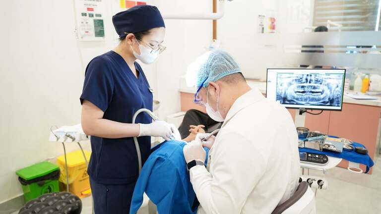 Nhổ răng khôn bị lợi trùm bằng máy siêu âm