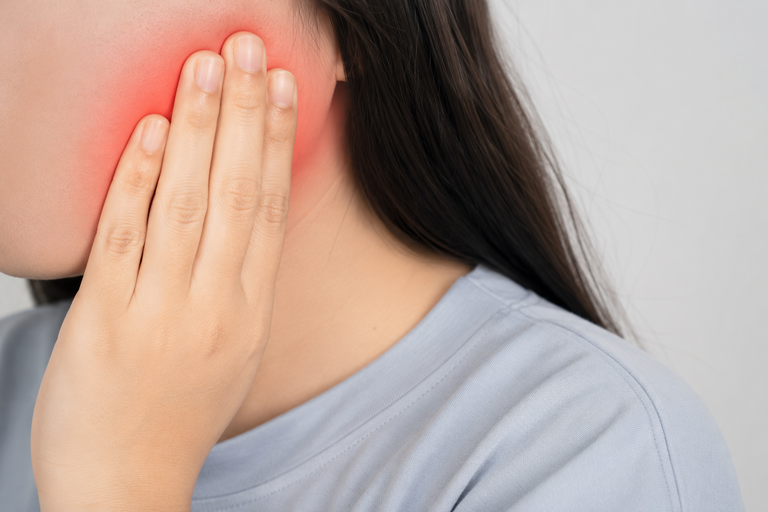 Tê lưỡi sau nhổ răng khôn âm ỉ không giảm là dấu hiệu của biến chứng