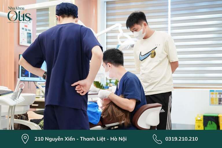 Thăm khám khi có cac dấu hiệu răng mọc không đều