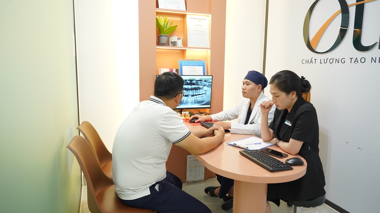 Khám tình trạng răng trước khi quyết định nhổ răng khôn tại viện hay không