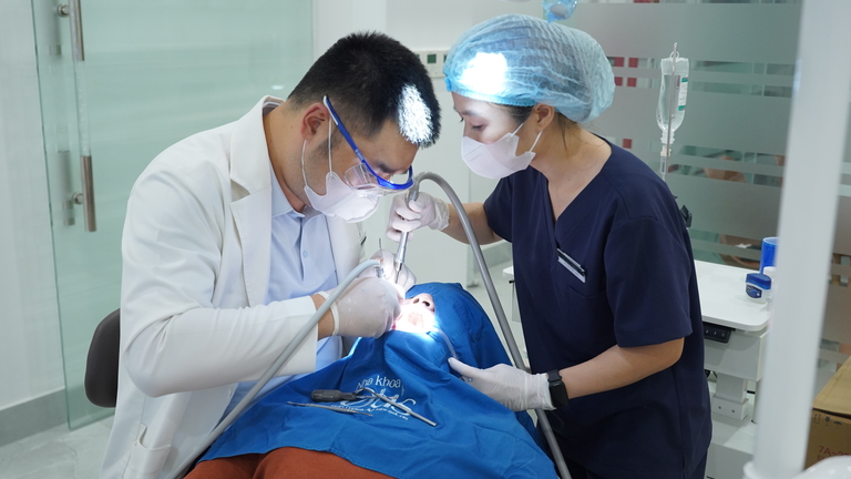 Bác sĩ Khiêm tại Nha khoa OTIS nhiều năm kinh nghiệm tiểu phẫu răng khôn
