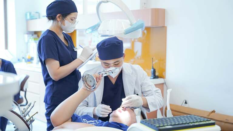 Quy trình niềng răng mắc cài sứ