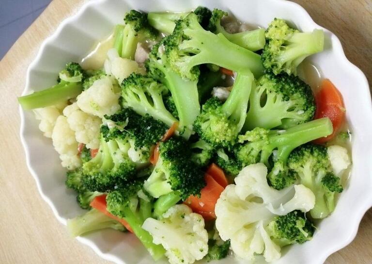 Sau nhổ răng khôn nên ăn rau củ mềm và trứng