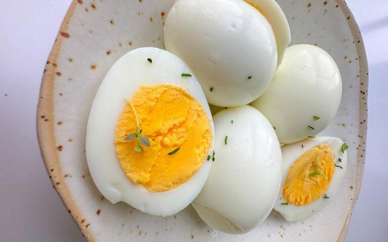 Nhổ răng khôn có được ăn trứng không để lành thương nhanh
