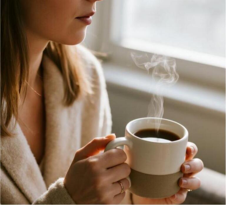 Đang niềng răng không nên uống cà phê quá nóng
