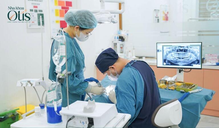 Quy trình cắm minivis niềng răng