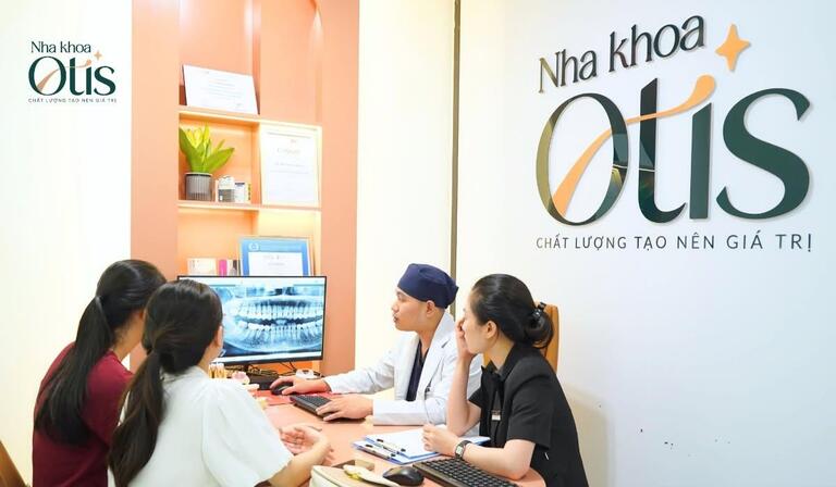 Thăm khám với bác sĩ để biết niềng răng mắc cài bao lâu thì được tháo