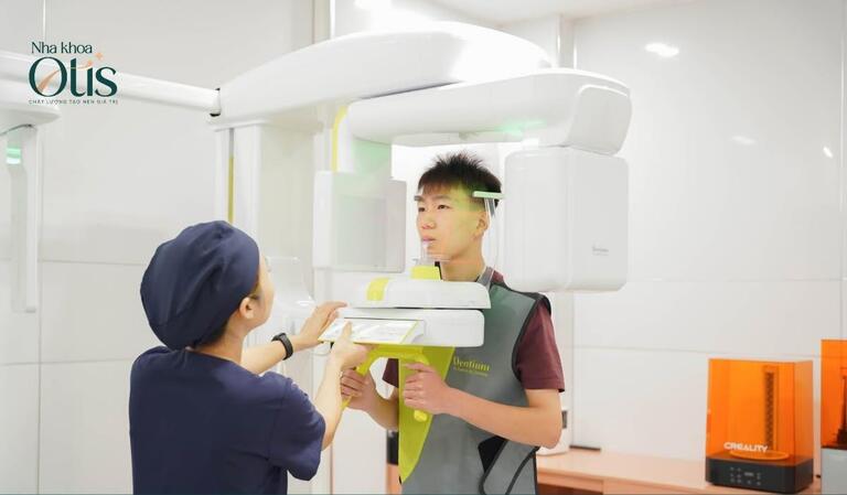Chụp phim CT để xác định tình trạng răng lệch
