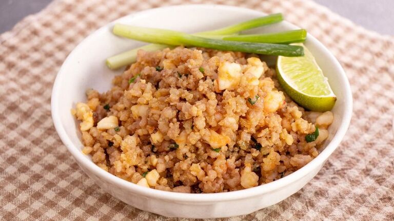 Sử dụng thức ăn mềm thái nhỏ là cách ăn uống tránh bung mắc cài